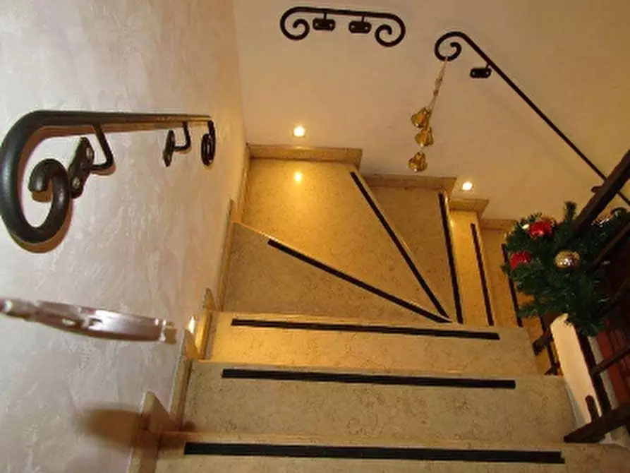 Immagine 19 di Negozio in vendita  in PIAZZETTA PESCHERIA 6 a Verona