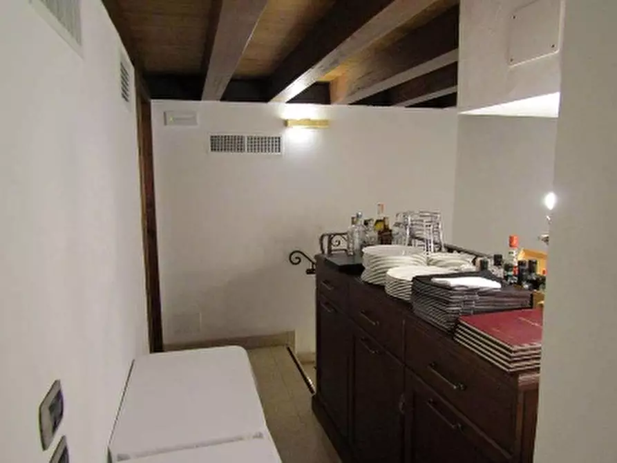 Immagine 20 di Negozio in vendita  in PIAZZETTA PESCHERIA 6 a Verona