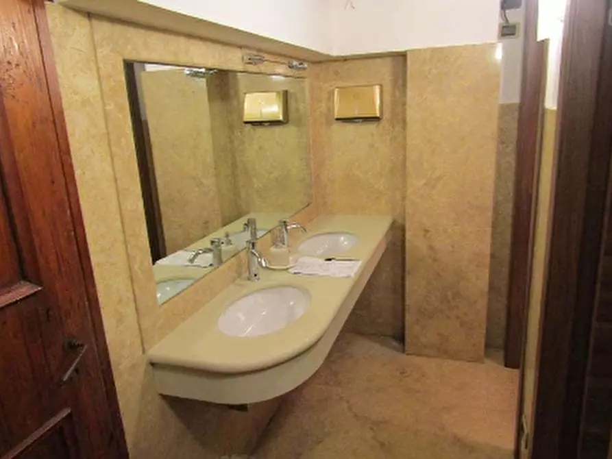 Immagine 21 di Negozio in vendita  in PIAZZETTA PESCHERIA 6 a Verona