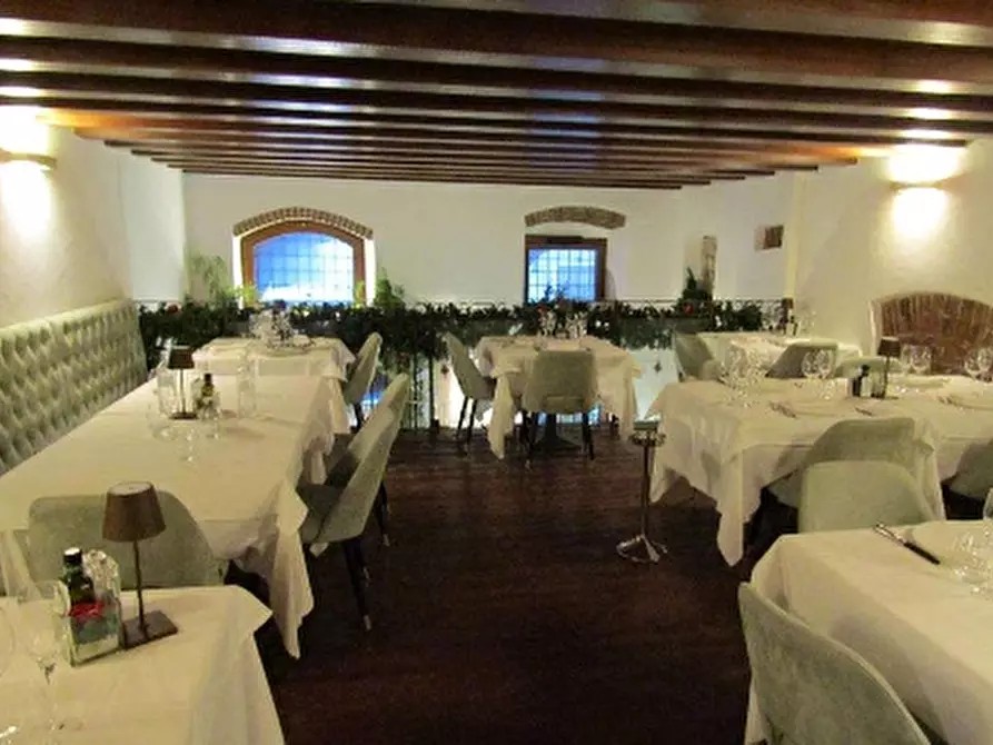 Immagine 23 di Negozio in vendita  in PIAZZETTA PESCHERIA 6 a Verona