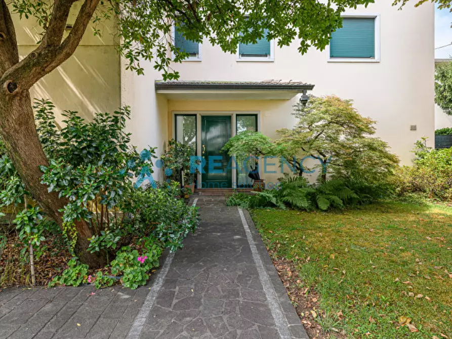 Immagine 1 di Casa indipendente in vendita  in Viale Milano a Cornedo Vicentino