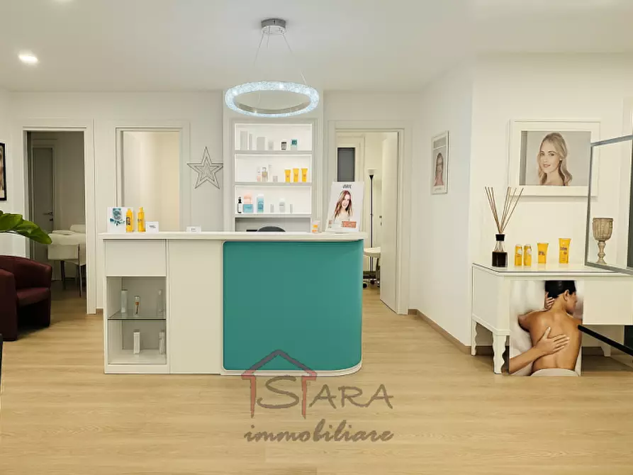 Immagine 1 di Attività commerciale in vendita  a Padova