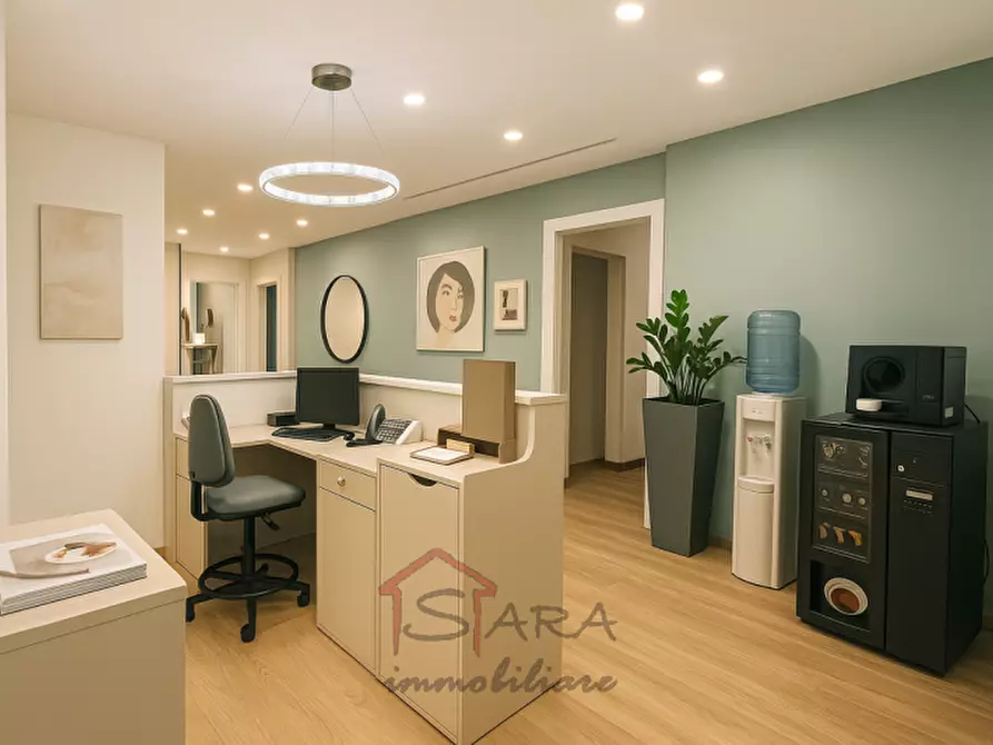 Immagine 2 di Attività commerciale in vendita  a Padova