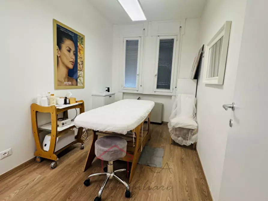 Immagine 9 di Attività commerciale in vendita  a Padova