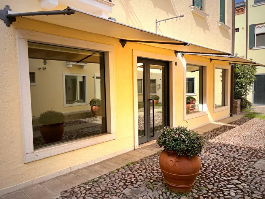 Immagine 1 di Negozio in vendita  in Via X Luglio a Rovigo