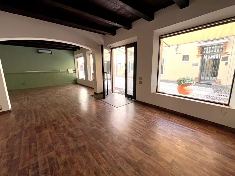 Immagine 2 di Negozio in vendita  in Via X Luglio a Rovigo