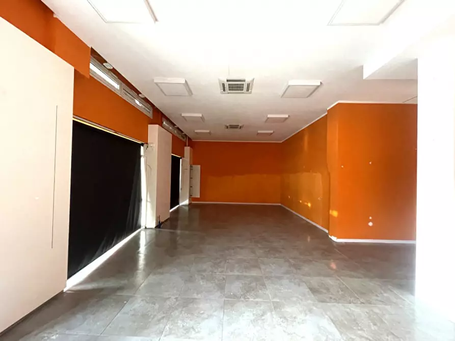 Immagine 1 di Negozio in vendita  in Via Genuzio Bentini 1 a Bologna