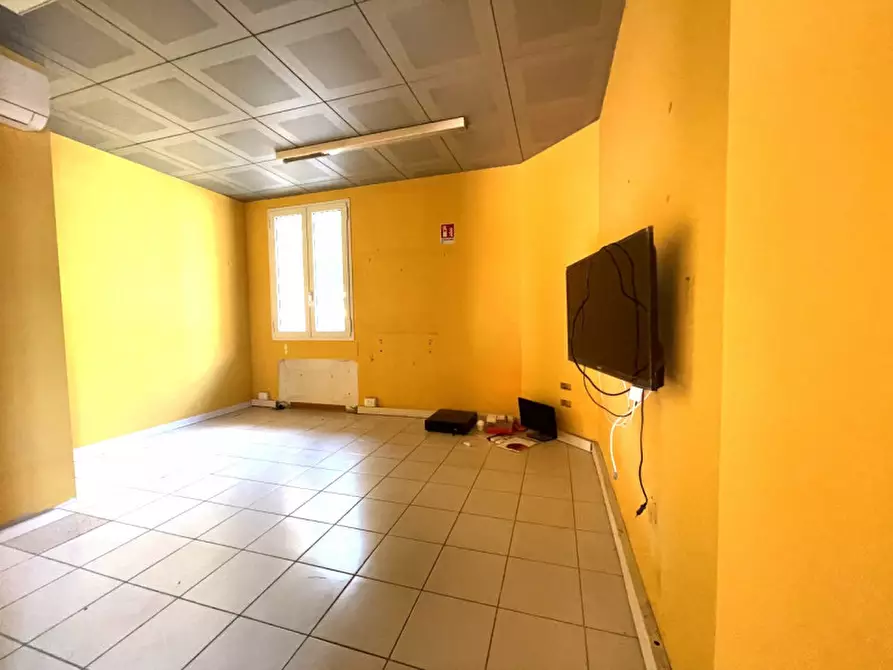 Immagine 3 di Negozio in vendita  in Via Genuzio Bentini 1 a Bologna
