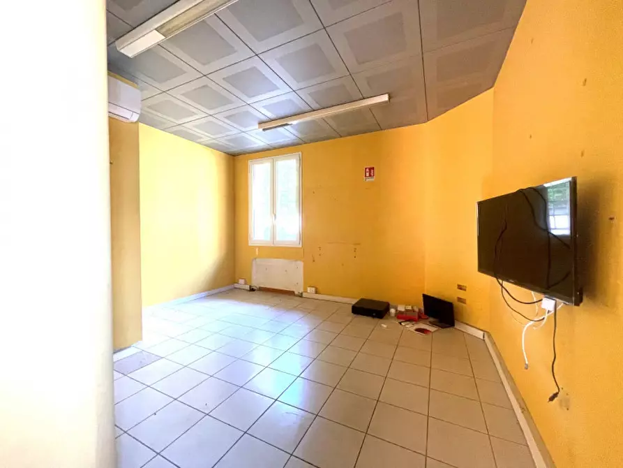 Immagine 4 di Negozio in vendita  in Via Genuzio Bentini 1 a Bologna