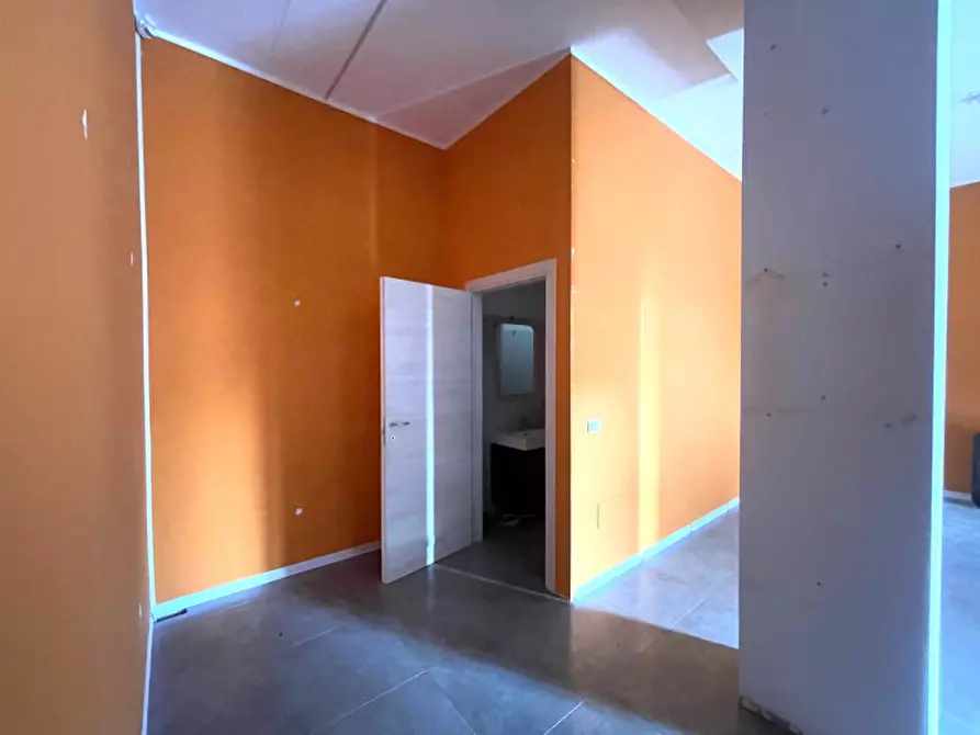 Immagine 5 di Negozio in vendita  in Via Genuzio Bentini 1 a Bologna