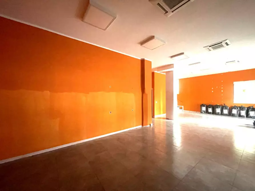 Immagine 10 di Negozio in vendita  in Via Genuzio Bentini 1 a Bologna