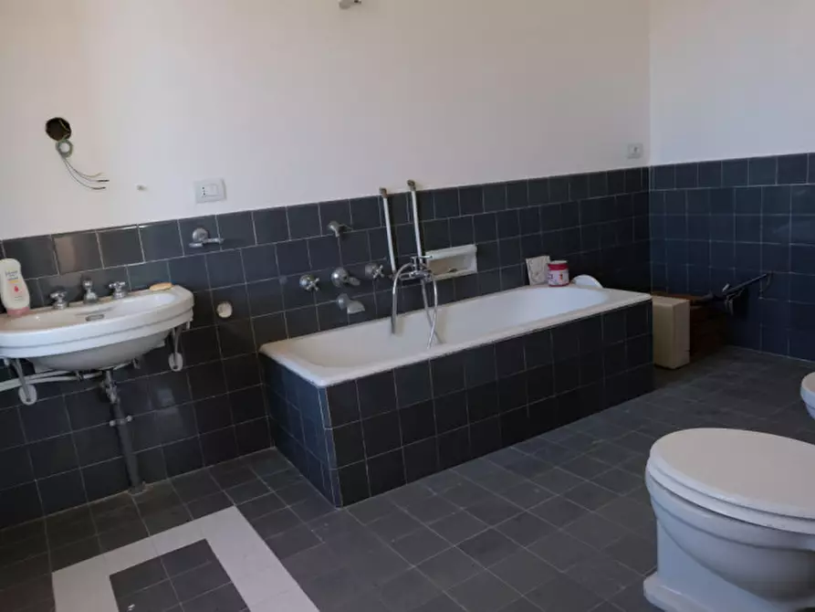 Immagine 80 di Palazzo in vendita  in Via Ascanio Grandi 34 a Lecce