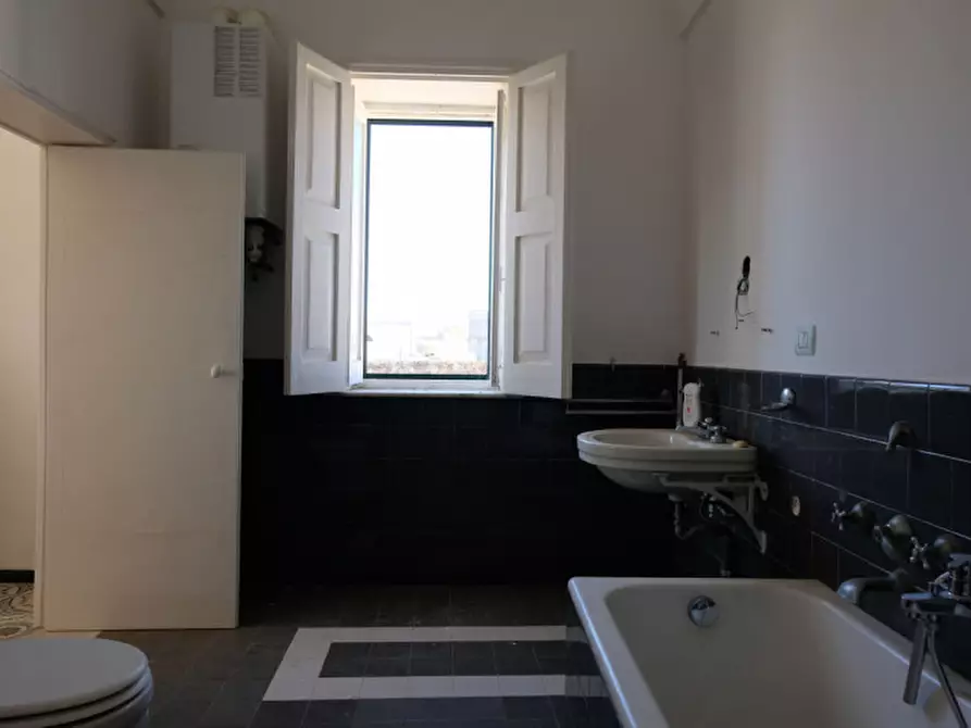 Immagine 81 di Palazzo in vendita  in Via Ascanio Grandi 34 a Lecce