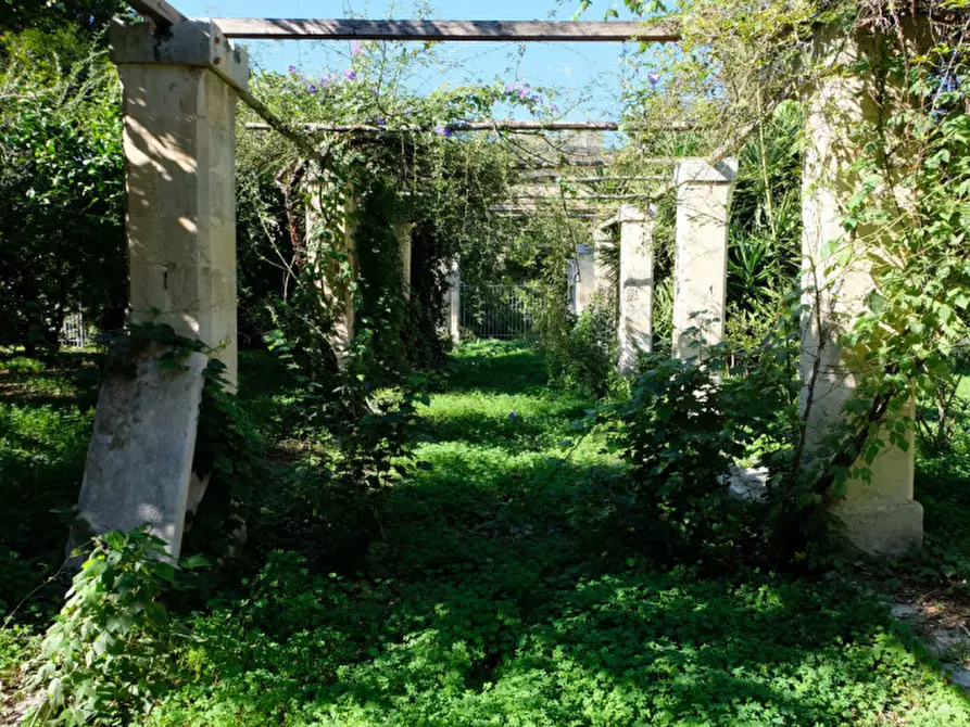 Immagine 105 di Palazzo in vendita  in Via Ascanio Grandi 34 a Lecce