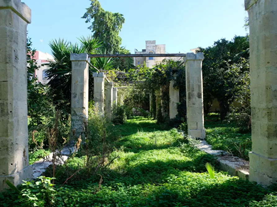 Immagine 106 di Palazzo in vendita  in Via Ascanio Grandi 34 a Lecce