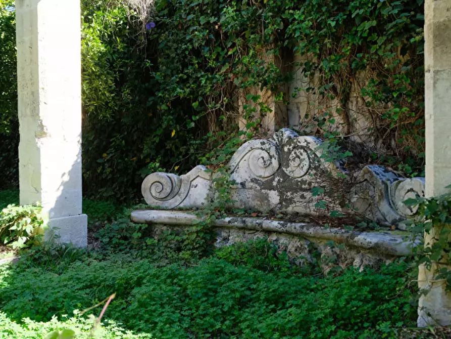 Immagine 109 di Palazzo in vendita  in Via Ascanio Grandi 34 a Lecce