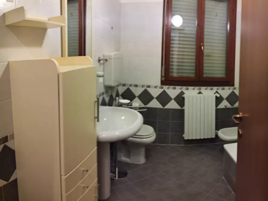 Immagine 5 di Camera in affitto  a Mirandola