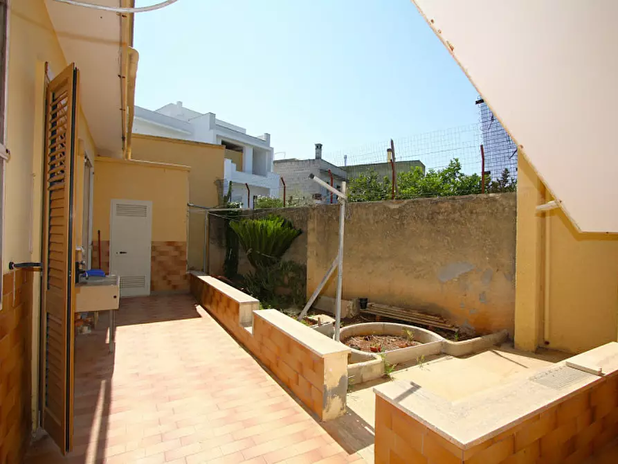 Immagine 9 di Casa bifamiliare in vendita  in Via Giacomo Leopardi a Sannicola