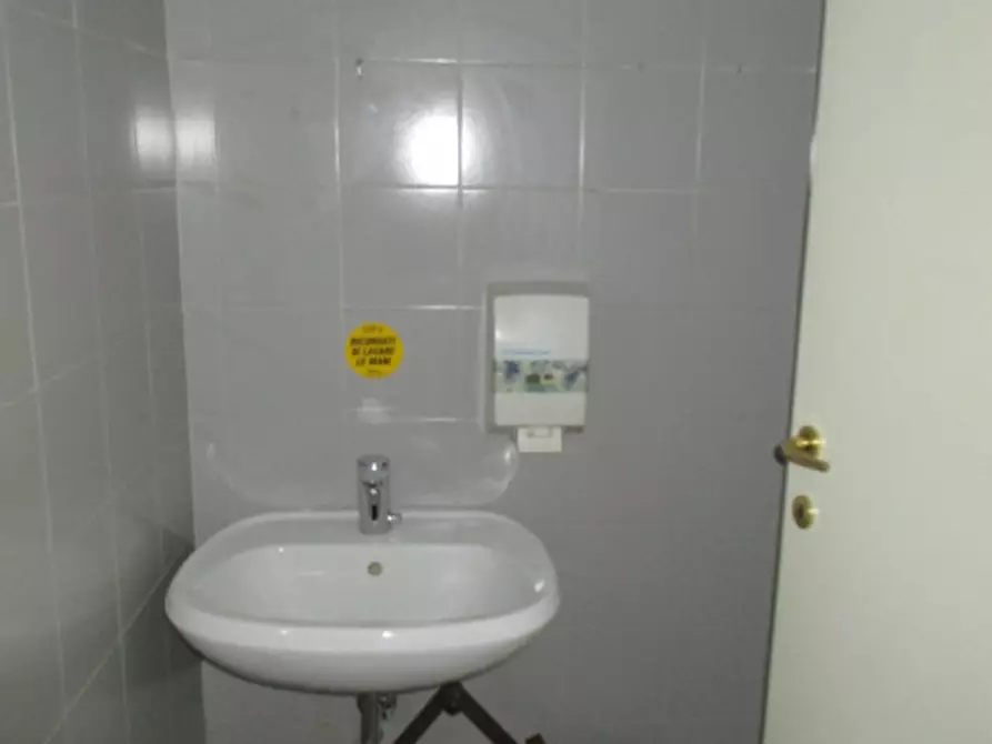 Immagine 8 di Negozio in vendita  in Via Giovanni Durando, 131 a Vicenza