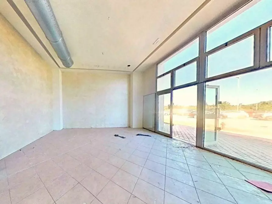 Immagine 1 di Negozio in vendita  in Via Norvegia, 88, 56021 Cascina PI, Italia a Cascina