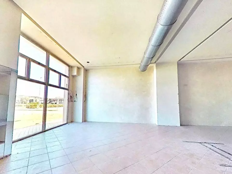 Immagine 5 di Negozio in vendita  in Via Norvegia, 88, 56021 Cascina PI, Italia a Cascina