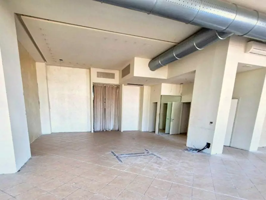 Immagine 6 di Negozio in vendita  in Via Norvegia, 88, 56021 Cascina PI, Italia a Cascina