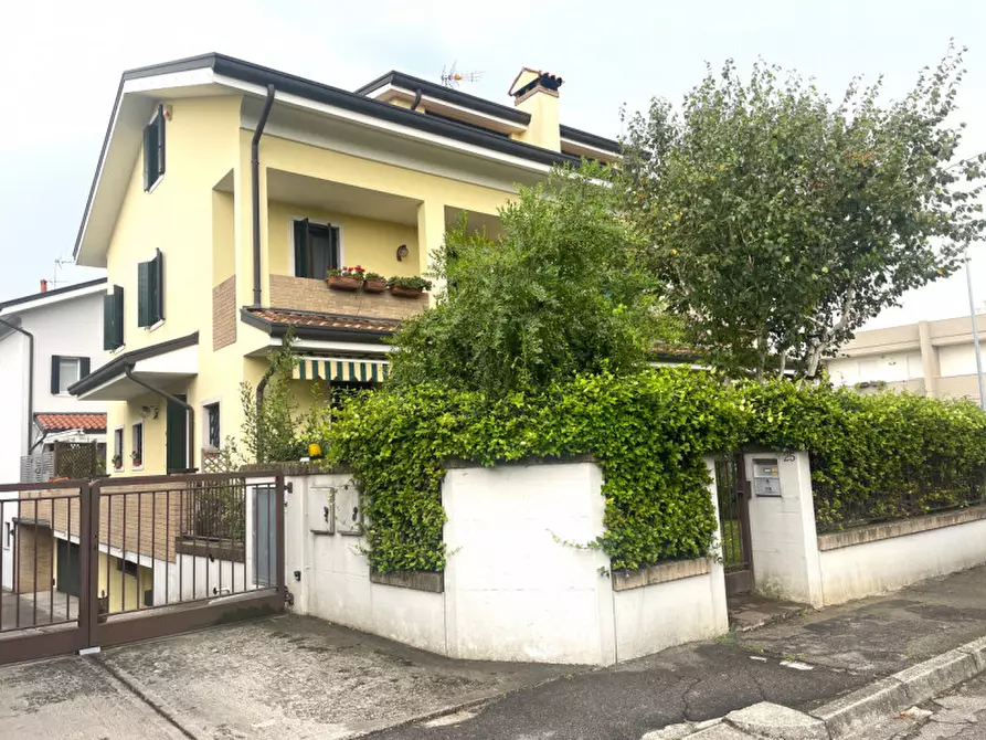 Immagine 1 di Casa bifamiliare in vendita  in Via Ferdinando Magellano, 25 a Selvazzano Dentro