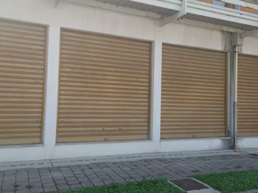 Immagine 1 di Negozio in vendita  in via colleghe, 4 a Vajont