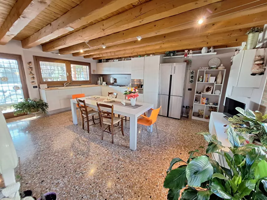 Immagine 17 di Villa in vendita  in Strada della Carpaneda a Vicenza