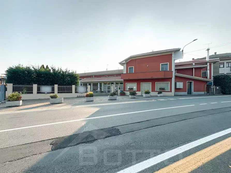 Immagine 2 di Palazzo in vendita  in Via Roma 38 a Bogogno