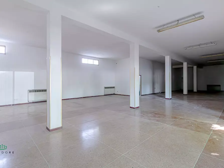 Immagine 1 di Negozio in vendita  in via cadriano 16 a Bologna