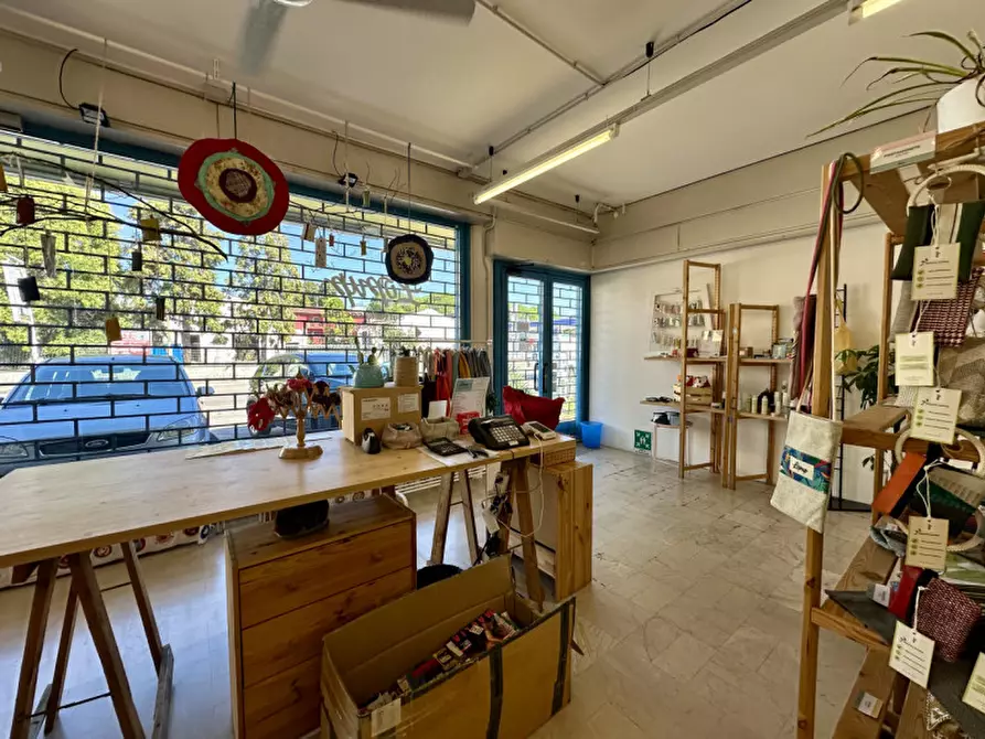 Immagine 2 di Negozio in vendita  in Via Pontevigodarzere 111 a Padova