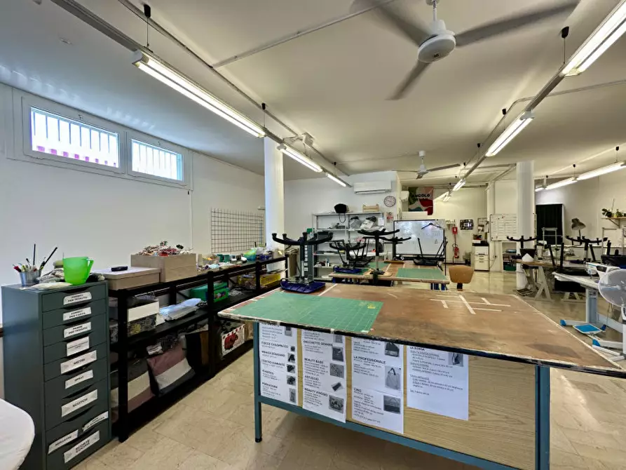 Immagine 3 di Negozio in vendita  in Via Pontevigodarzere 111 a Padova