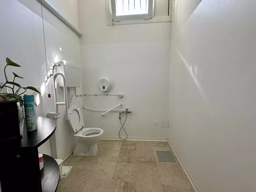 Immagine 5 di Negozio in vendita  in Via Pontevigodarzere 111 a Padova