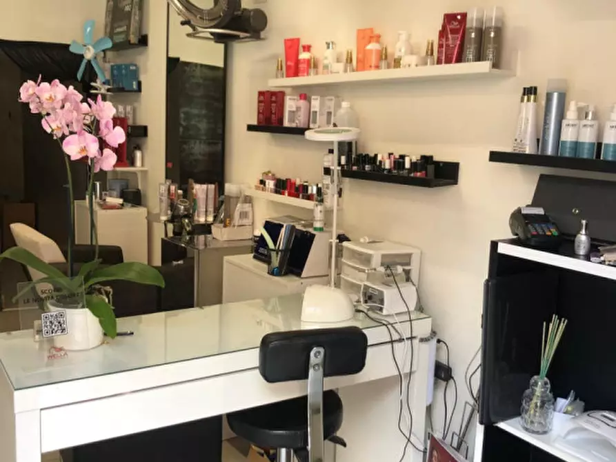 Immagine 1 di Attività commerciale in affitto  in Piazza Massimo d'Azeglio a Firenze