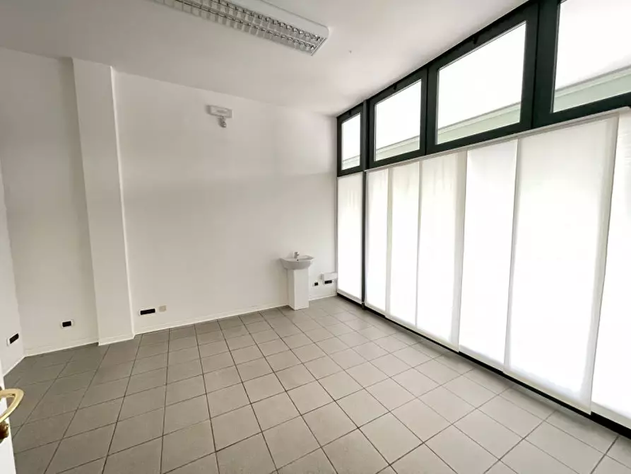 Immagine 4 di Ufficio in affitto  a Suzzara