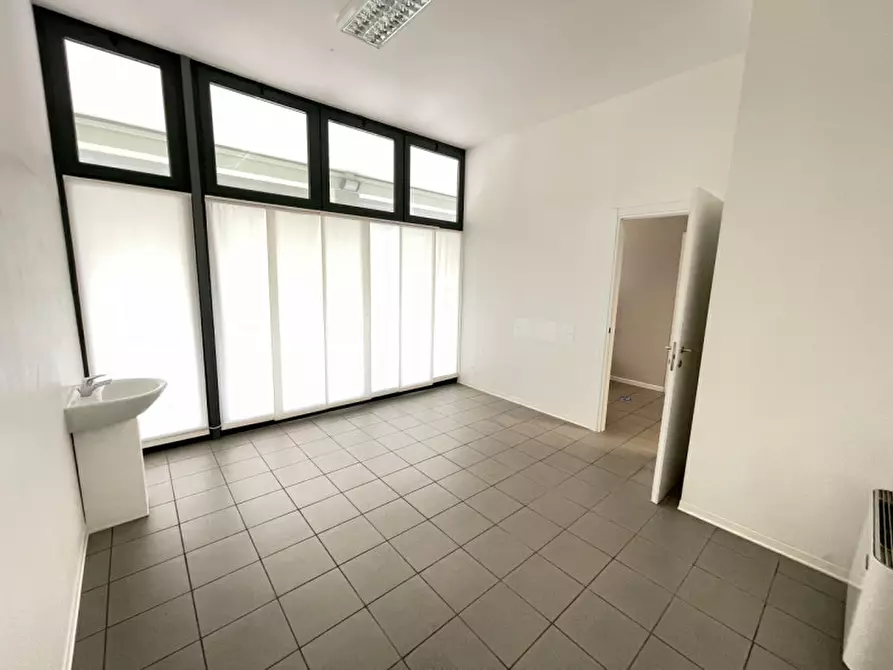 Immagine 5 di Ufficio in affitto  a Suzzara