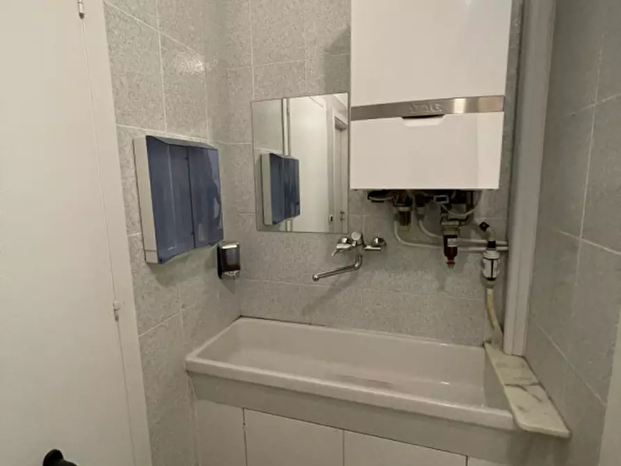 Immagine 9 di Ufficio in affitto  a Suzzara