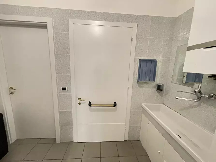 Immagine 10 di Ufficio in affitto  a Suzzara