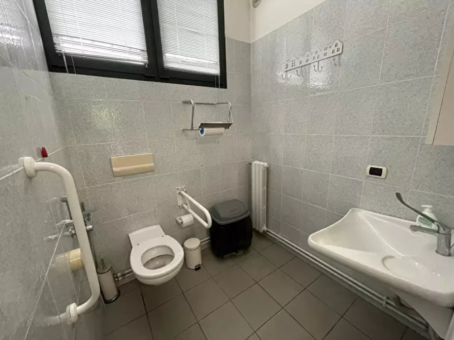 Immagine 11 di Ufficio in affitto  a Suzzara