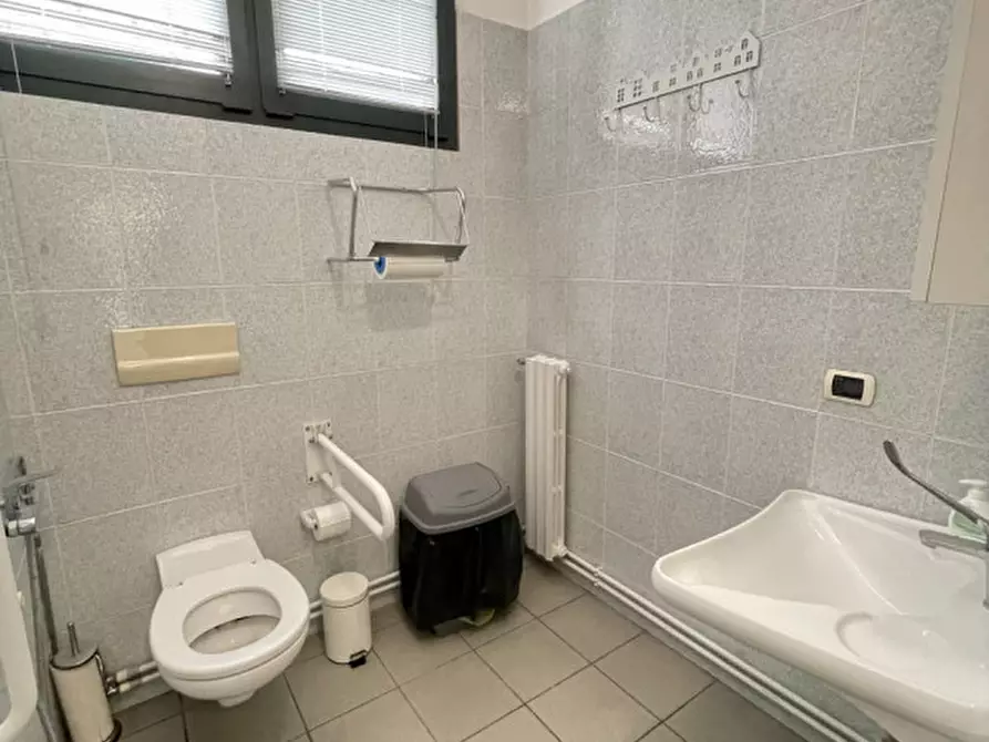 Immagine 12 di Ufficio in affitto  a Suzzara