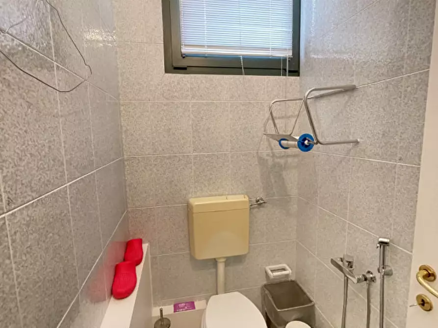 Immagine 13 di Ufficio in affitto  a Suzzara