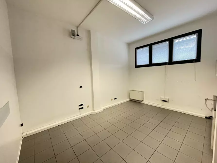 Immagine 14 di Ufficio in affitto  a Suzzara