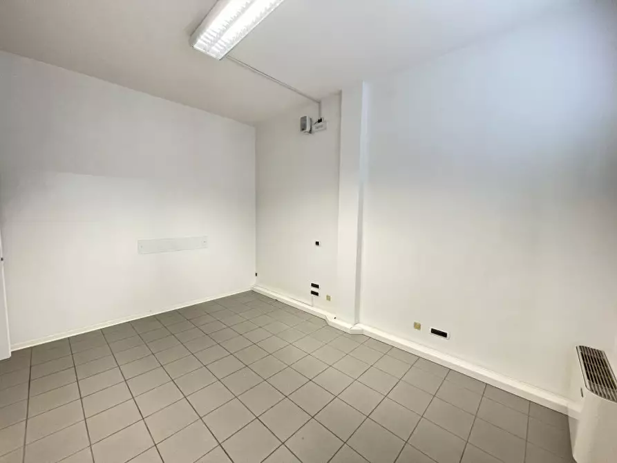 Immagine 16 di Ufficio in affitto  a Suzzara