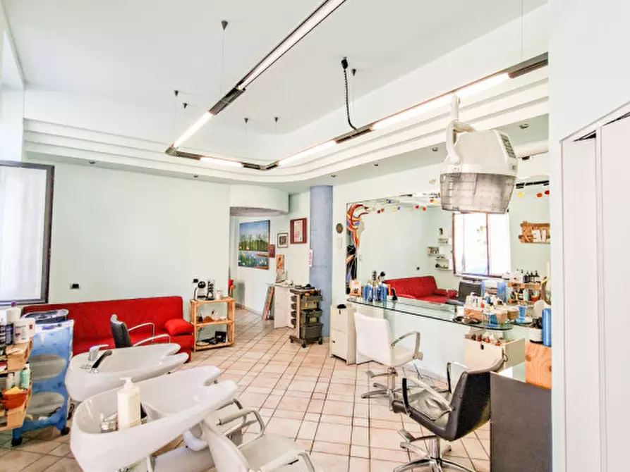 Immagine 13 di Attività commerciale in vendita  in Via Leonardo da Vinci a Verona