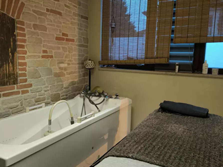 Immagine 2 di Negozio in vendita  a Schio