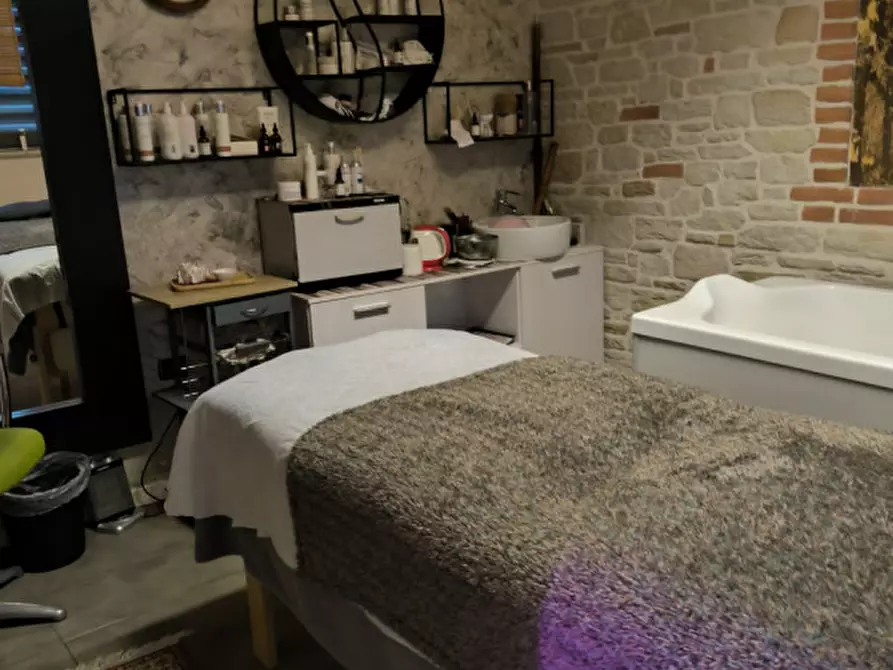 Immagine 3 di Negozio in vendita  a Schio