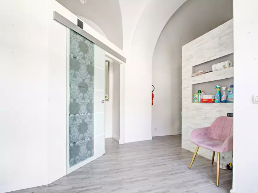 Immagine 3 di Negozio in affitto  in Via Presanella, 6 a Giustino