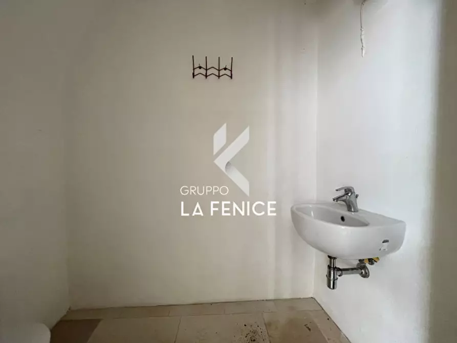 Immagine 14 di Negozio in vendita  in C.so XX Settembre 27 a Locorotondo