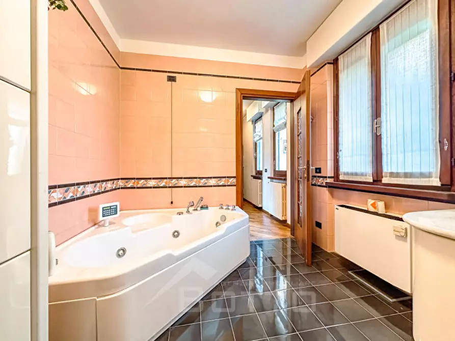 Immagine 16 di Villa in vendita  in Via Asti 3 a Gattinara